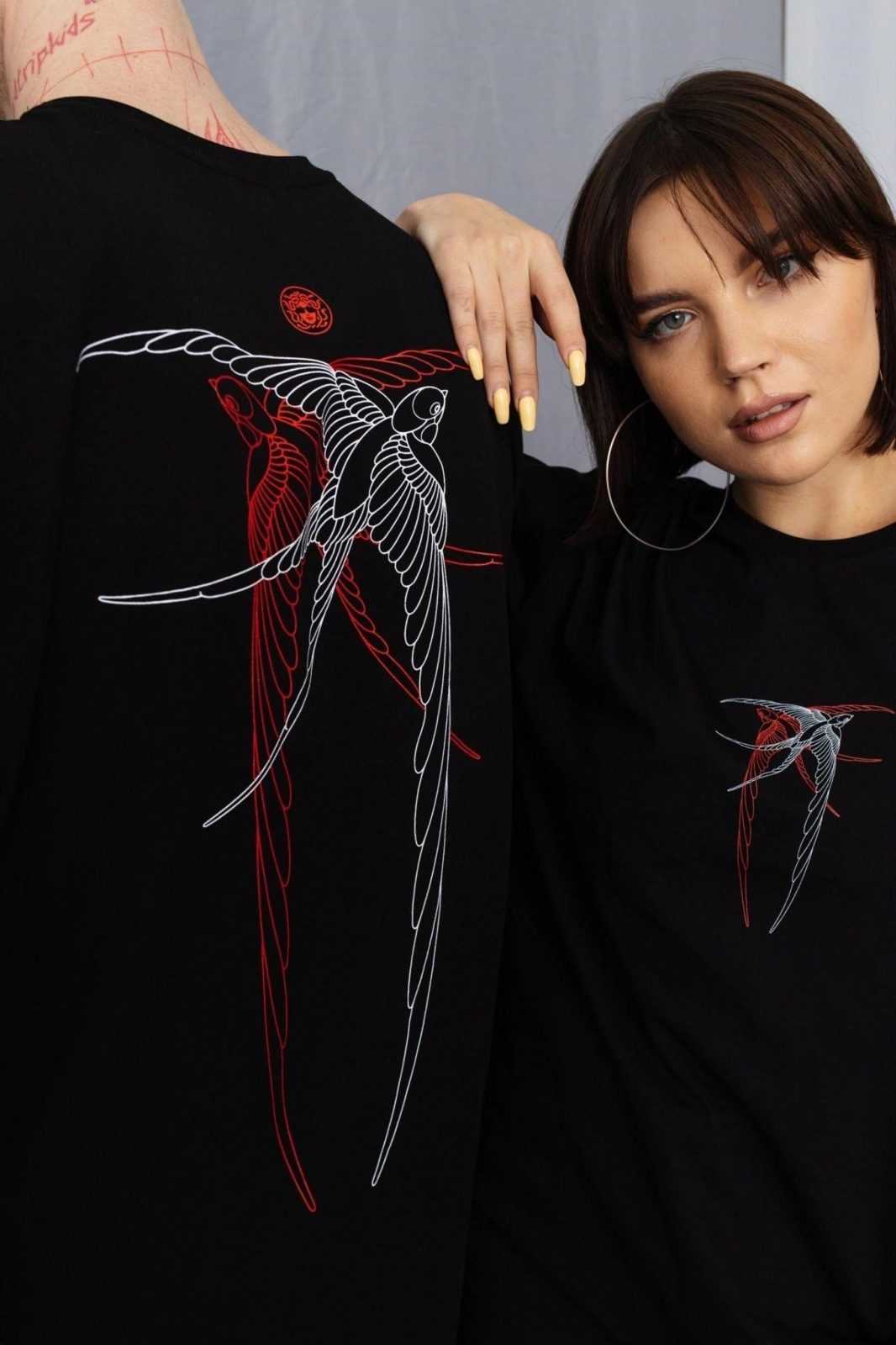 Модели в чёрной футболке MEDOOZA