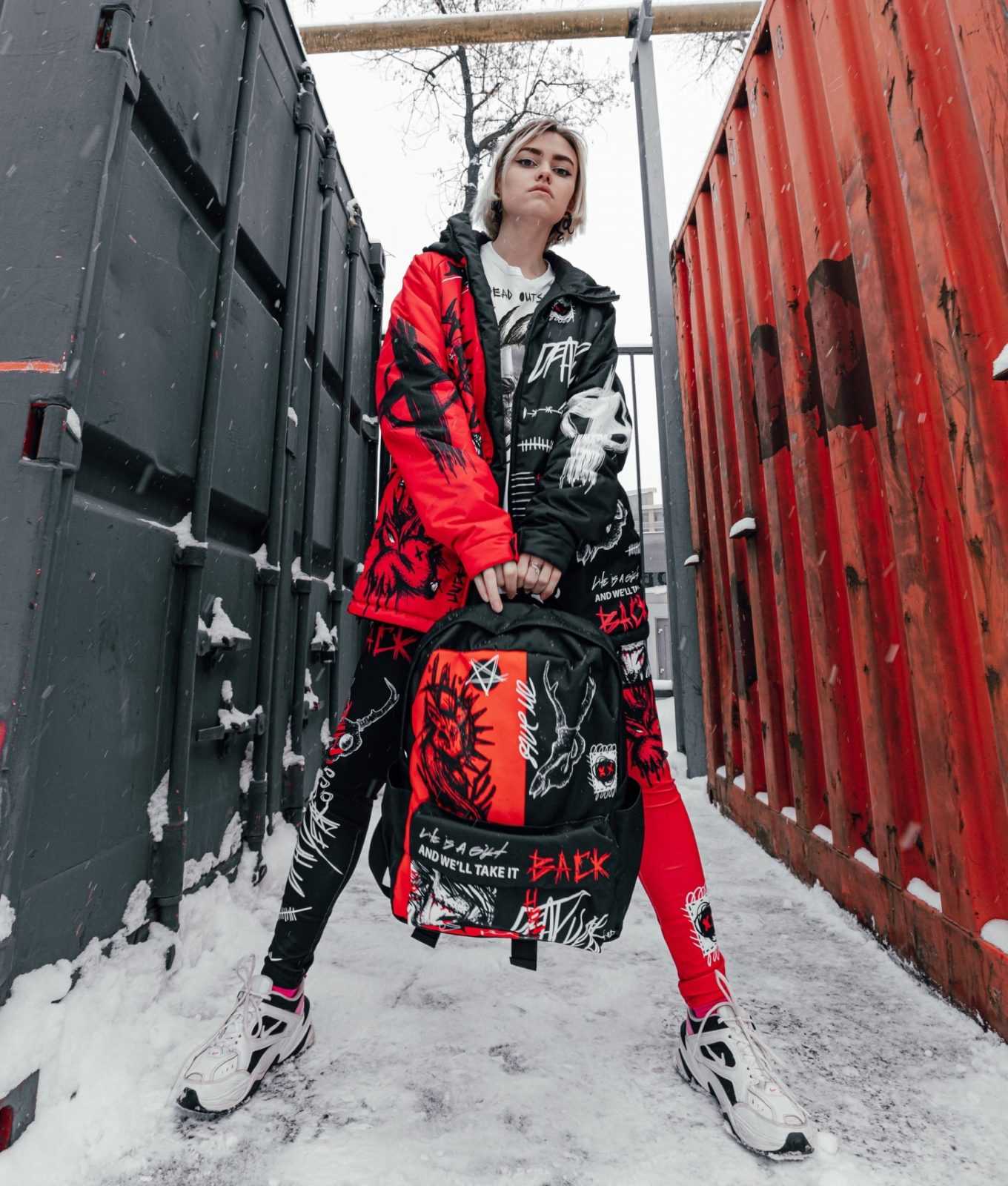 Модель в одежде DICKOMRAZ