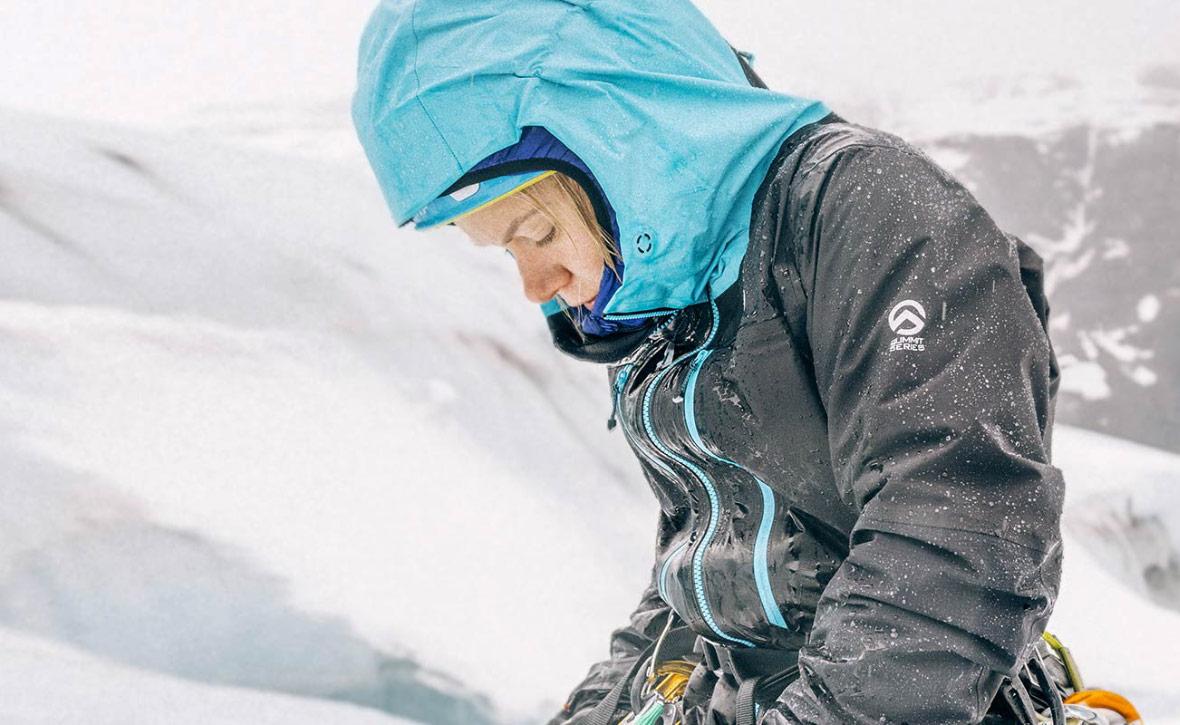 Девушка в зимней куртке The North Face Summit Series