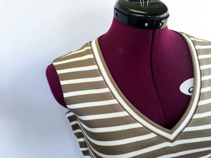 Готовый V-образный вырез горловины на футболке