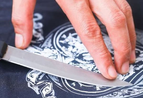 убрать надпись с футболки