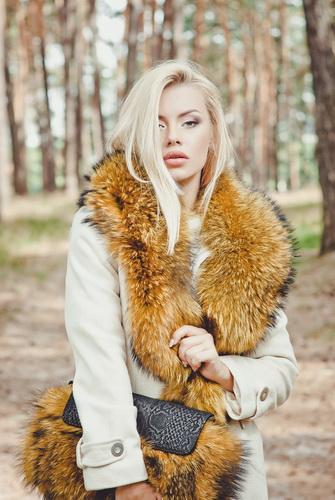 Зимние драповые пальто с мехом: модные женские фасоны